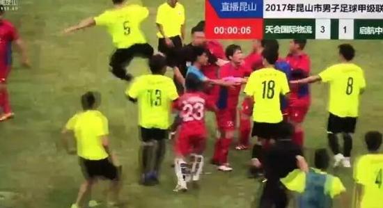 各国联赛足球场上暴打裁判遭禁赛,终身禁赛裁判
