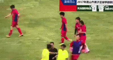 一场比赛三张红牌会怎么办,一场比赛三红牌