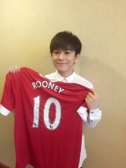 娱乐圈球迷真多！鹿晗最爱曼联一人父亲竟是国脚曾参加奥运会