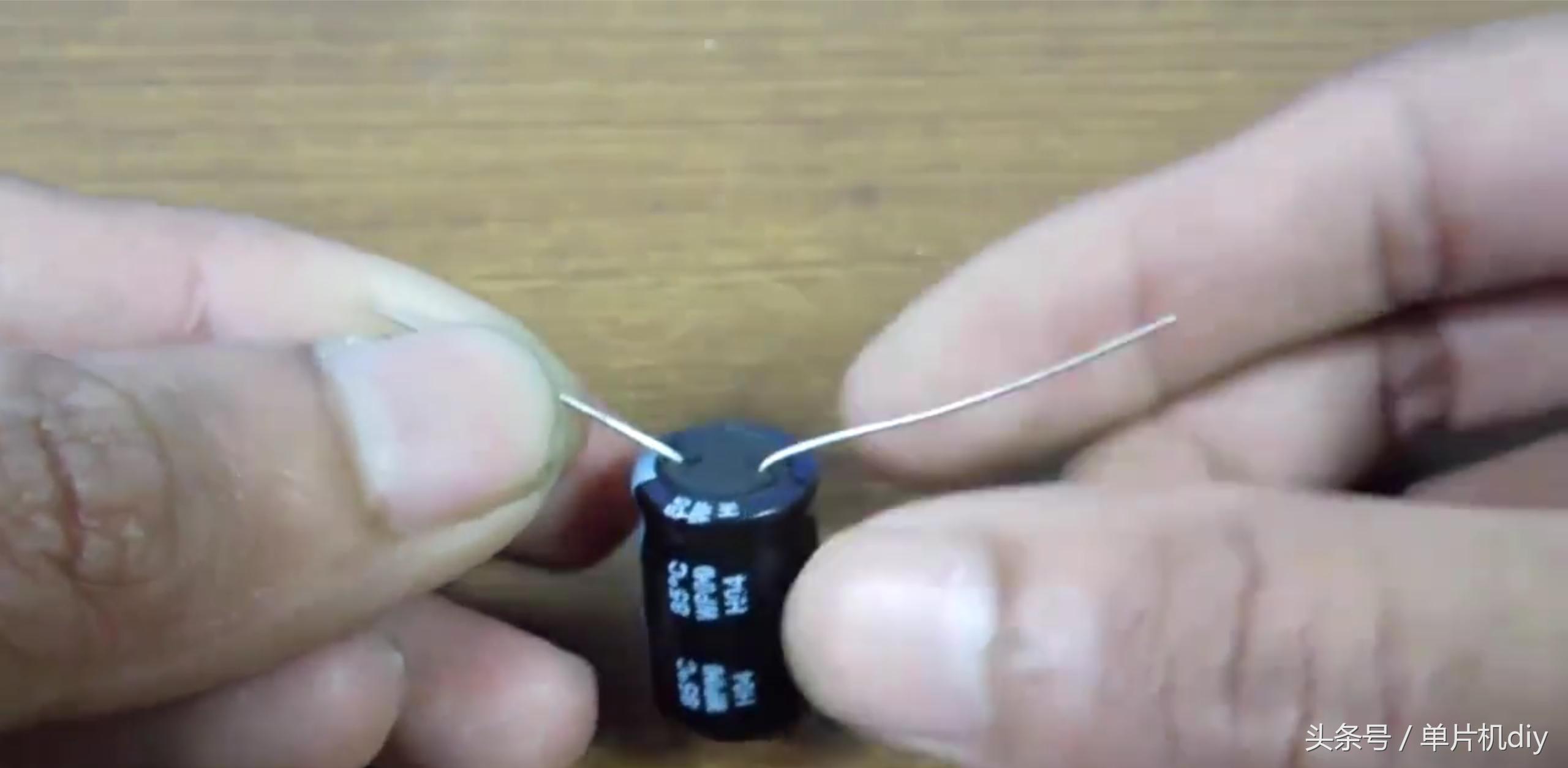 几个电子元件自制220v转12v电源,自制简单的12v充电器充满电就转灯