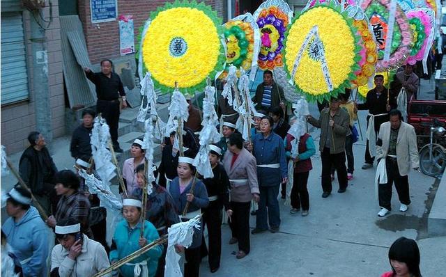 不一样的丧葬习俗,十大令人震惊的可怕丧葬习俗