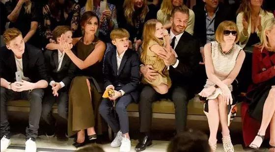 贝克汉姆：后盾情人还不够做最型潮爸女儿奴~｜美行加人20