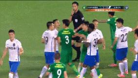 一场比赛三张红牌会怎么办,一场比赛三红牌