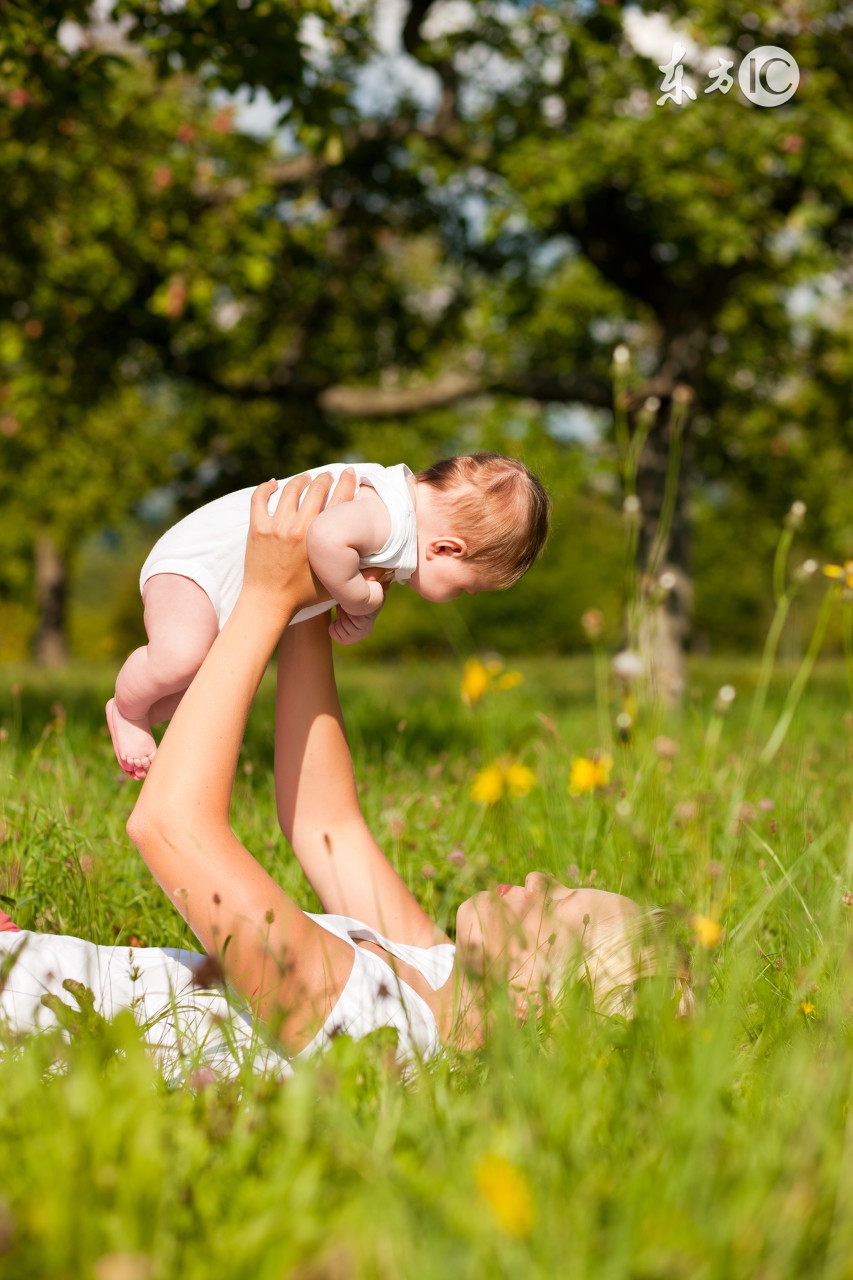 夏天宝宝睡觉头出汗用啥枕头好,夏天睡觉出汗很多是什么原因