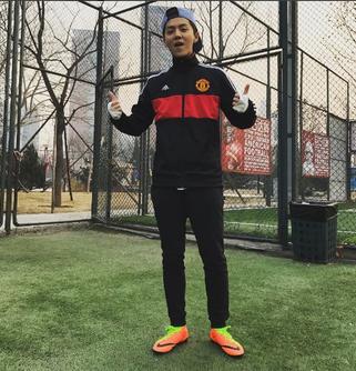 娱乐圈球迷真多！鹿晗最爱曼联一人父亲竟是国脚曾参加奥运会