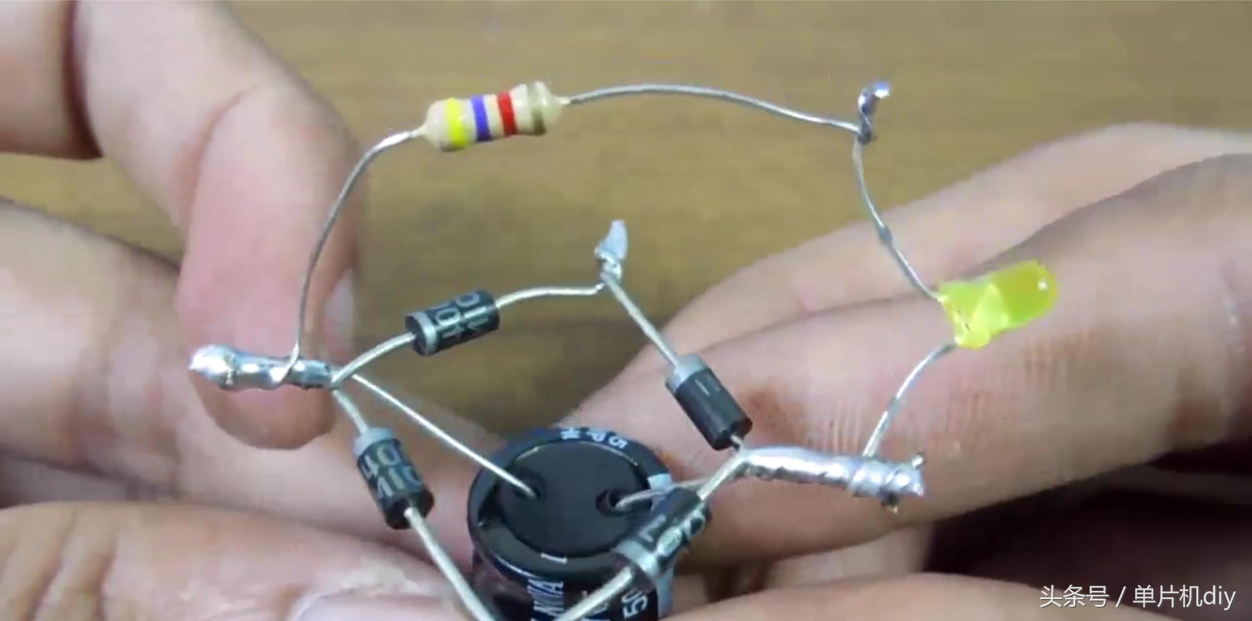 几个电子元件自制220v转12v电源,自制简单的12v充电器充满电就转灯