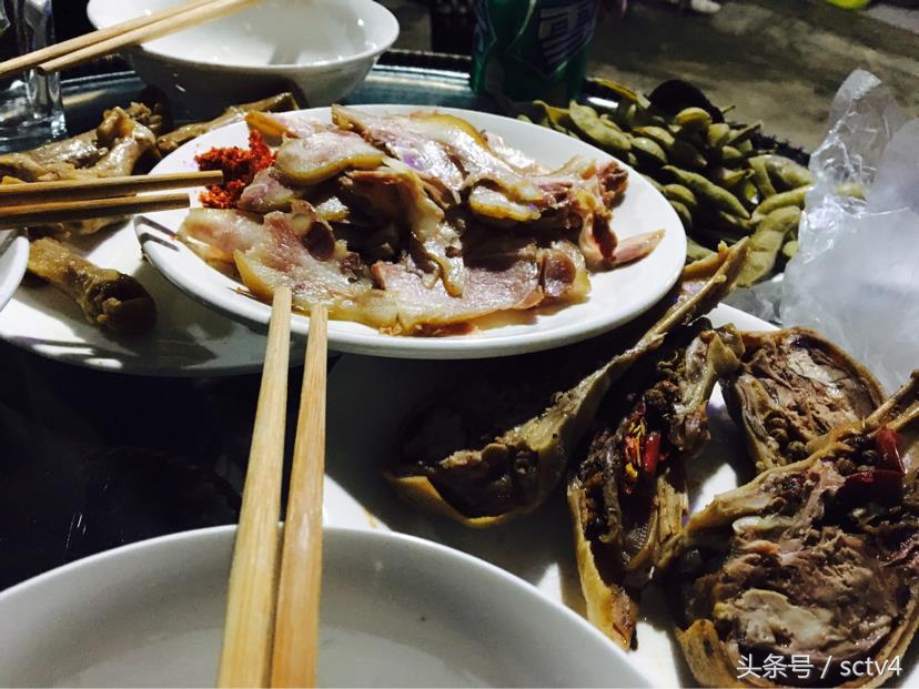 夜幕降临喧嚣的城市,夜幕下的小城喧嚣无比颇具特色