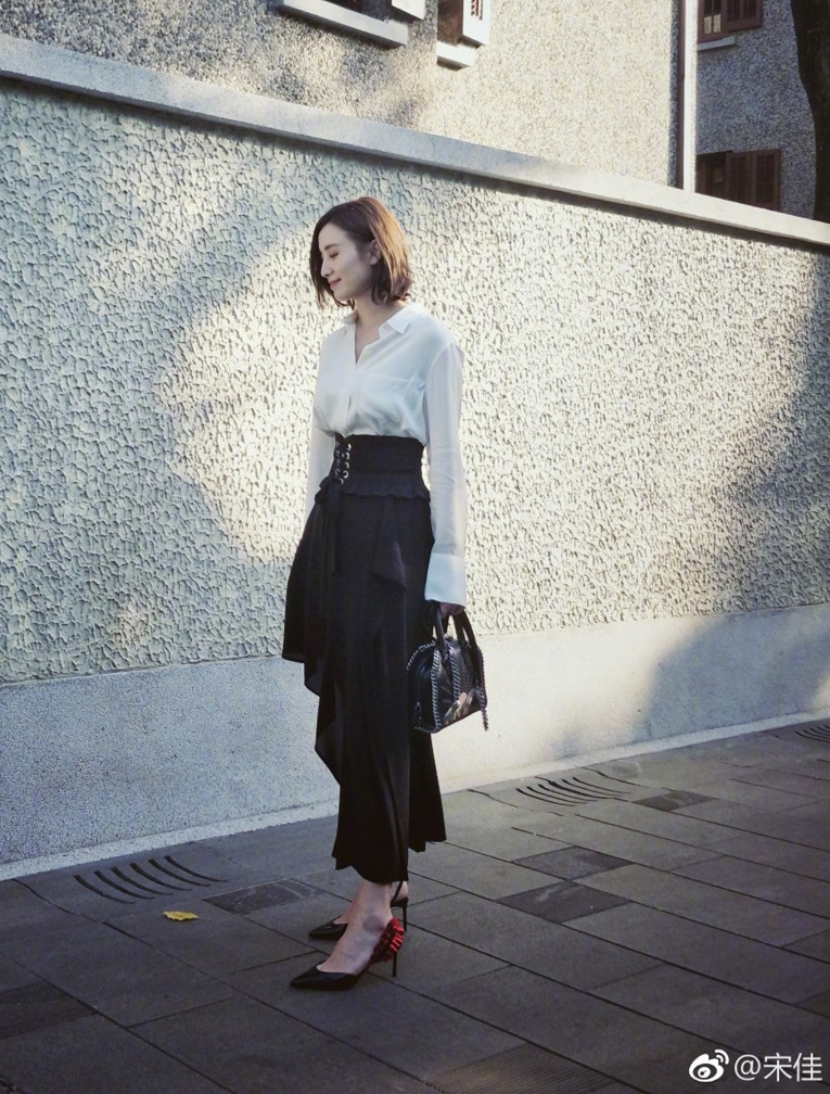 真的很佩服杨幂的时尚穿搭,别再盲目跟风买大牌