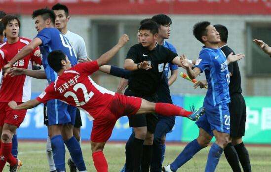 一场比赛三张红牌会怎么办,一场比赛三红牌