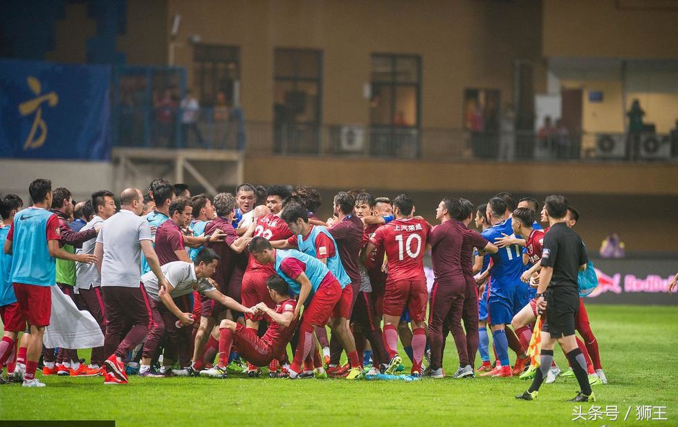 中国足球最恶意铲球,球场破坏力