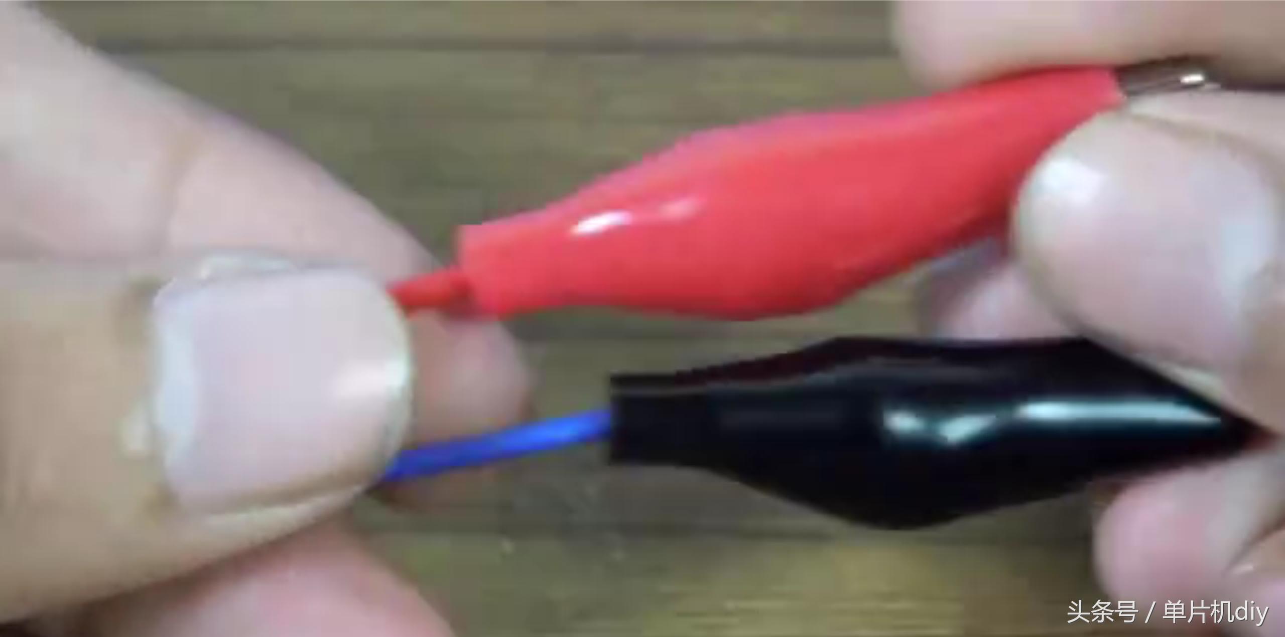 几个电子元件自制220v转12v电源,自制简单的12v充电器充满电就转灯