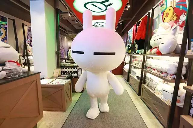 首发！表情包鼻祖“兔斯基”全球巡展月底来杭！今早西湖文化广场地铁站包场耍宝，快来找当年你用过的表情包