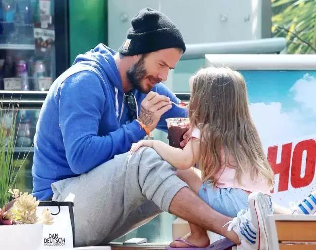 贝克汉姆：后盾情人还不够做最型潮爸女儿奴~｜美行加人20