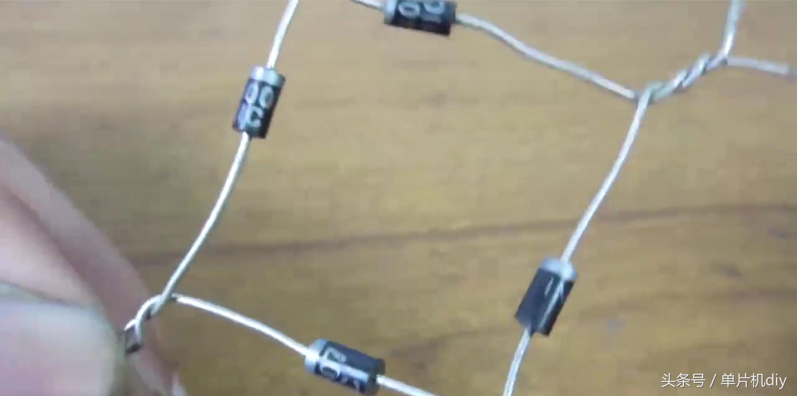 几个电子元件自制220v转12v电源,自制简单的12v充电器充满电就转灯