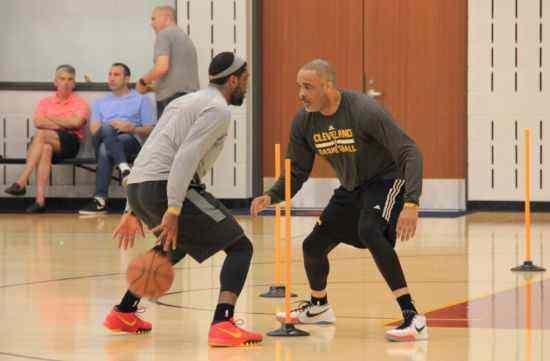 篮球教学零基础基本功,篮球基本功训练教学投篮姿势