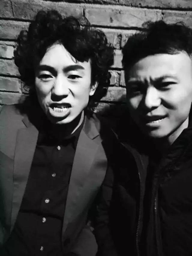 当庞麦郎脱下“滑板鞋”｜个唱仅7位观众，现在住农村仍坚持写歌