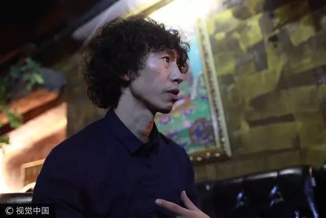 当庞麦郎脱下“滑板鞋”｜个唱仅7位观众，现在住农村仍坚持写歌