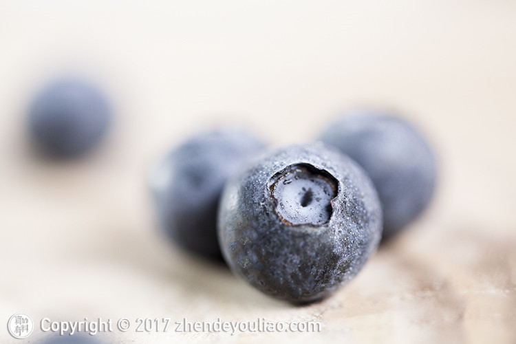 蓝莓有草味是不是坏了,蓝莓有核的是假的吗