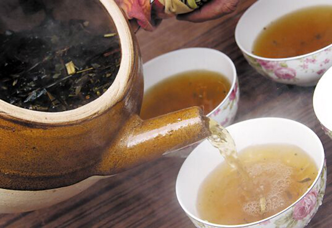 咳嗽咳出一粒白白的东西，以为是未吞下的米，拿起来一看吐了