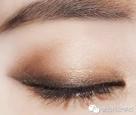 戚薇的妆容教程,戚薇湿发烟熏妆