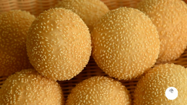 老奶奶街头卖小吃1毛钱1串,75岁老奶奶路边卖这种小吃