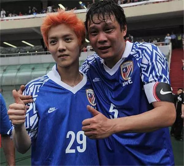 娱乐圈球迷真多！鹿晗最爱曼联一人父亲竟是国脚曾参加奥运会