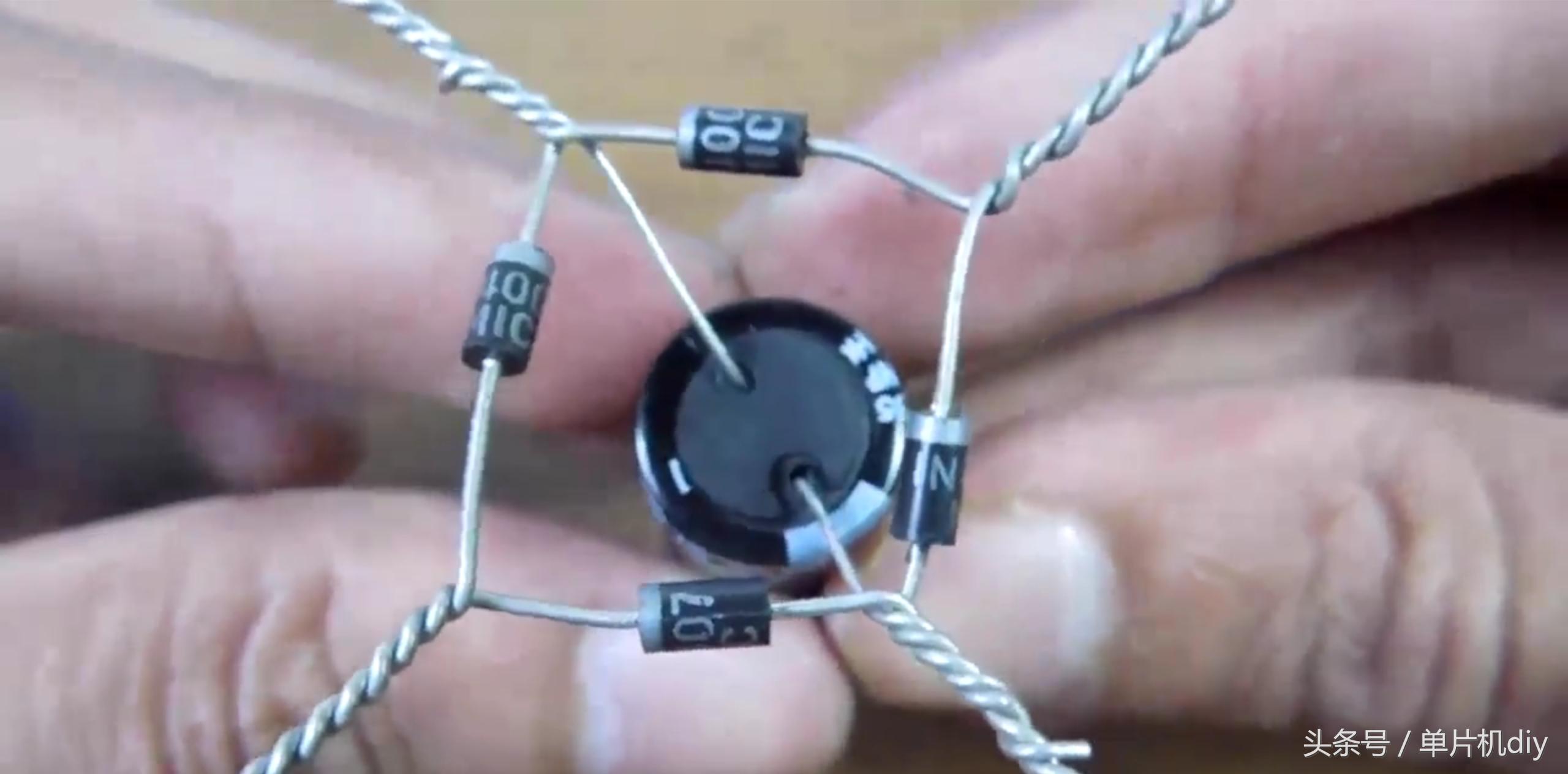 几个电子元件自制220v转12v电源,自制简单的12v充电器充满电就转灯