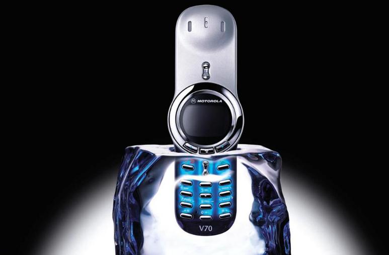 摩托罗拉360度旋转手机老款,摩托罗拉经典彩屏直板手机