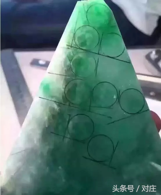 顶级翡翠毛料切割视频,翡翠极品图解