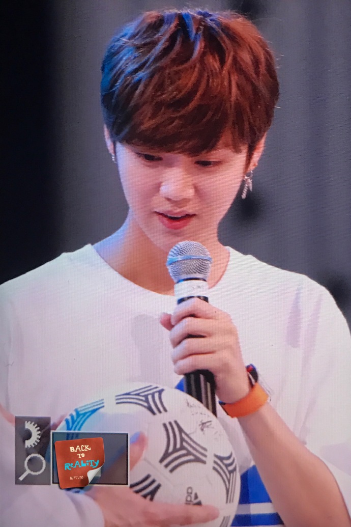 鹿晗嘟嘴卖萌图片,鹿晗撅嘴笑