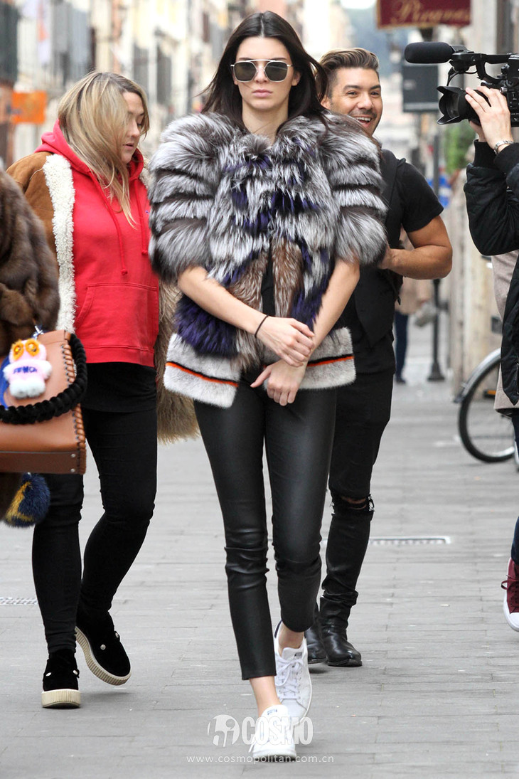 紧身牛仔裤都过时了你还穿