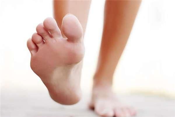 他用漱口水泡脚看傻大家！但最后竟有超厉害效果！