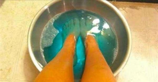 他用漱口水泡脚看傻大家！但最后竟有超厉害效果！