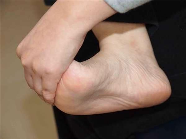 他用漱口水泡脚看傻大家！但最后竟有超厉害效果！