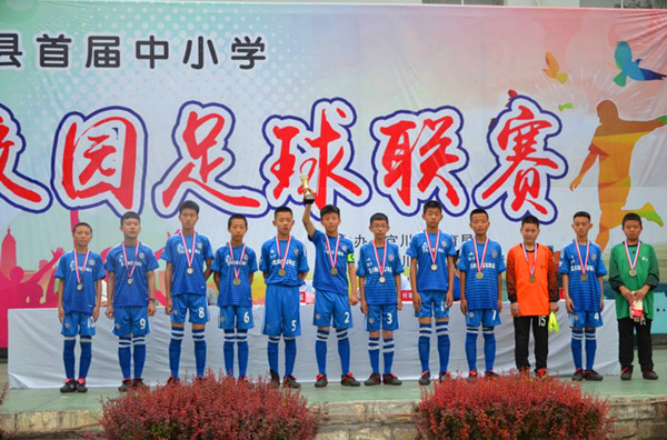 绿茵球场活力四射,绿茵场上神采飞扬