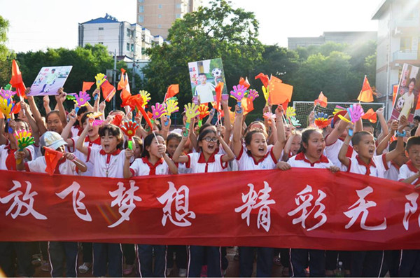 绿茵球场活力四射,绿茵场上神采飞扬