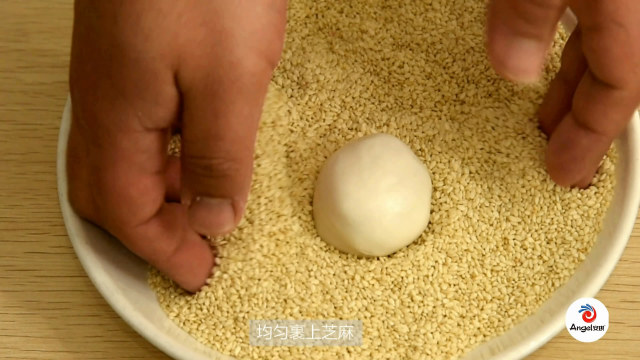 老奶奶街头卖小吃1毛钱1串,75岁老奶奶路边卖这种小吃