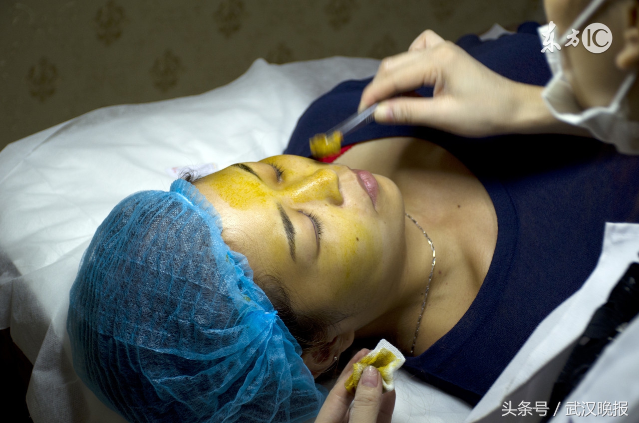 左右脸分别埋入15根线蛋白线女子“减龄”不成脸还肿成粽子状！