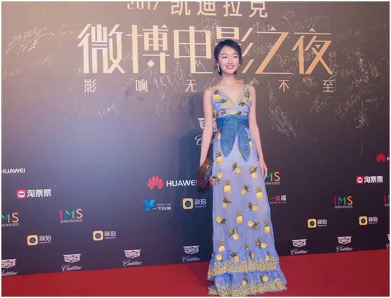 周冬雨杨幂颁奖礼,周冬雨参加红毯的眼妆