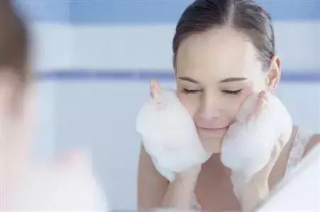 祛除黑头粉刺痘痘螨虫收缩毛孔,鼻子黑头多脸上毛孔大是螨虫