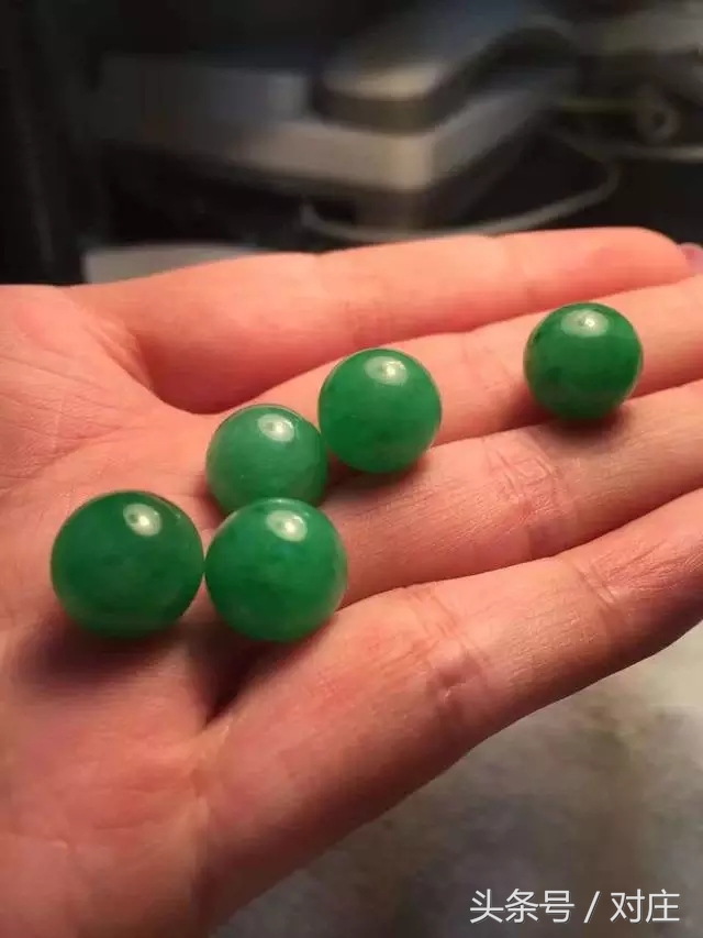 顶级翡翠毛料切割视频,翡翠极品图解