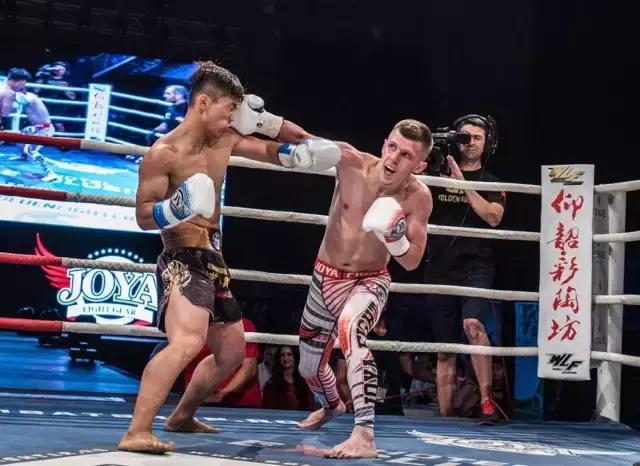 中国小将擂台打倒日本选手,中国小将逆转罗马