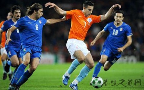 踢足球为什么要穿足球鞋,踢足球为什么要用钢钉鞋