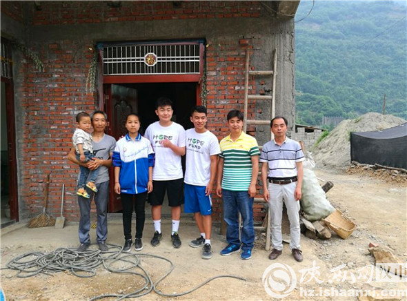 山沟沟里来了“洋老师”不仅教书还扶贫