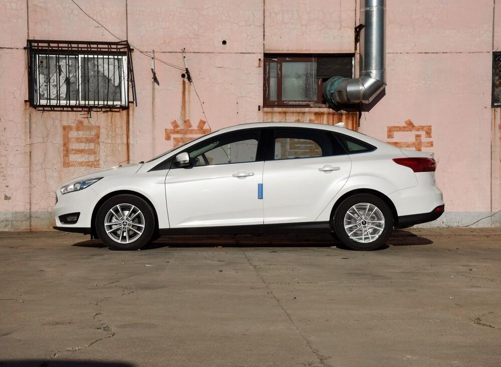 2017款福克斯1.6两厢手动挡油耗,2012款福克斯自动风尚三厢1.6油耗