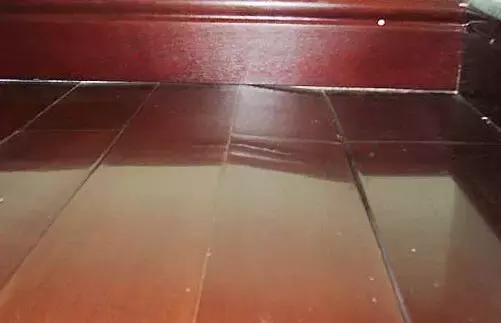 地板大面积拱起补救的办法,地板接缝凸起和裂缝怎么处理