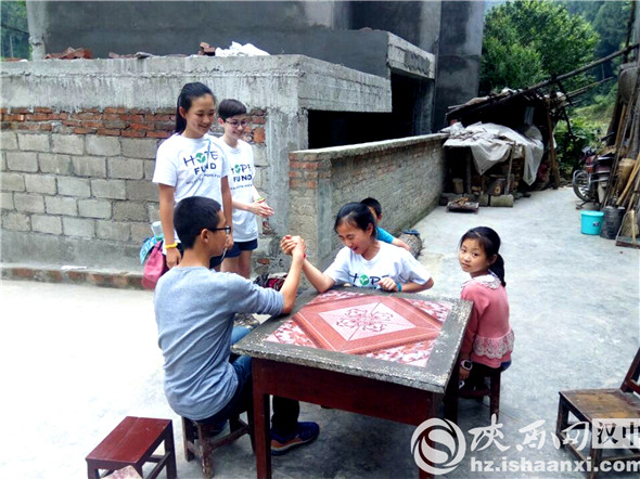 山沟沟里来了“洋老师”不仅教书还扶贫