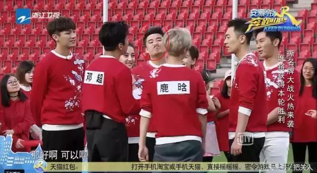 鹿晗拉杆球视频,鹿晗进6球最近踢球视频