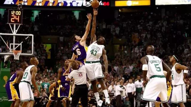 理性讨论：NBA联盟是否真的存在主场哨、黑哨？真相让人惊讶！