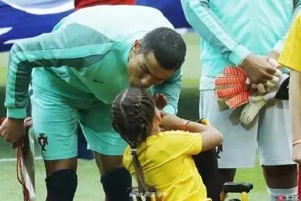 c罗化身流浪汉街头耍球技,c罗化身天使